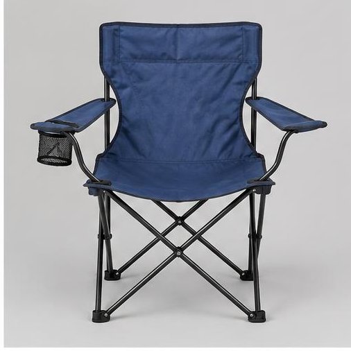 Campingstuhl mit Getränkehalter – KI-generiertes Beispiel der Ausrüstungsart, kein konkretes Amazon-Produkt