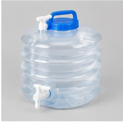 Faltbarer Wasserkanister – KI-generiertes Beispiel der Ausrüstungsart, kein konkretes Amazon-Produkt